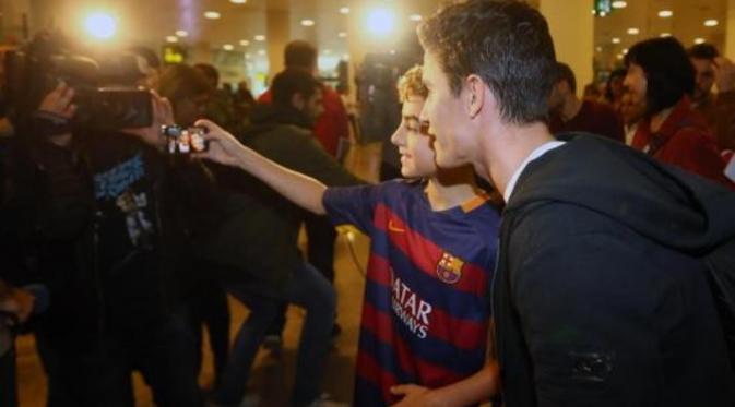  Marc Marquez melayani permintaan selfie seorang penggemar cilik di Bandara Barcelona. (Mundo Deportivo)