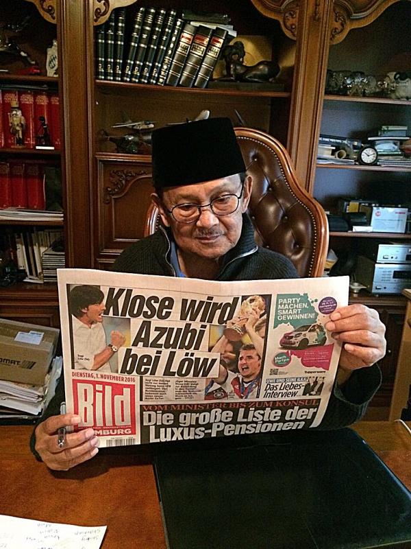BJ Habibie sedang membaca koran (Facebook/The Habibie Center)