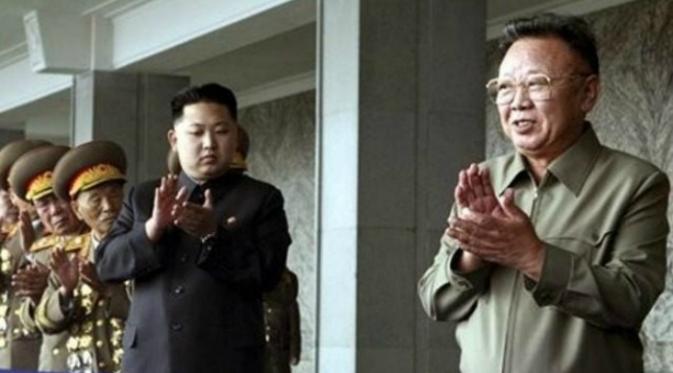 Kim Jong-Un dan ayahnya yang juga mantan diktator Korea Utara, Kim Jong-Il (Reuters)