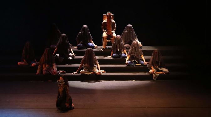 Refleksikan kondisi politik saat Ini, Melati Suryodarmo tampilkan “Tomorrow as Purposed” pada pembukaan Indonesia Dance Festival 2016. Foto: Gempur M Surya/ Liputan6.com