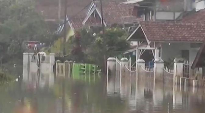Banjir di kawasan Rancaekek berangsur-angsur surut. Sementara puluhan mahasiswa IAIM, Bima menuntut rektor Ichwan Syamsudin dicopot. 