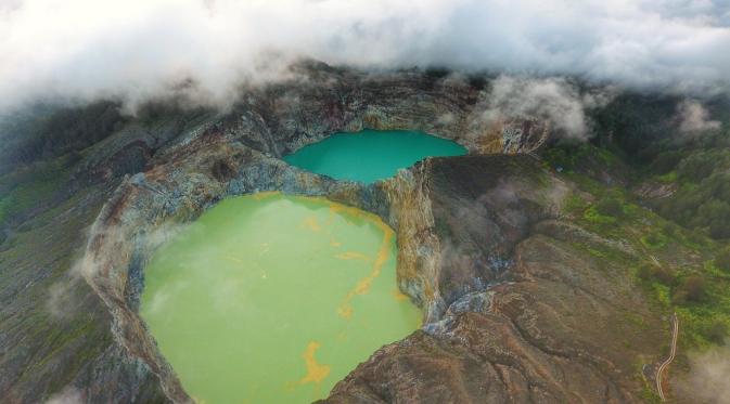 Kelimutu, Flores, Nusa Tenggara Timur. (theblondeabroad.com)