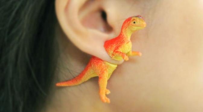 Lucunya Ini Sensasi Dinosaurus  yang Nempel di Telingamu 