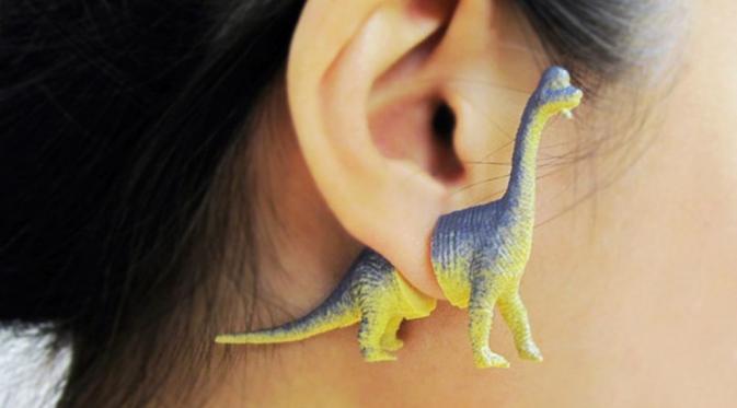 Anting dinosaurus ini buat penampilan kamu makin yahud. (via: Boredpanda.com)