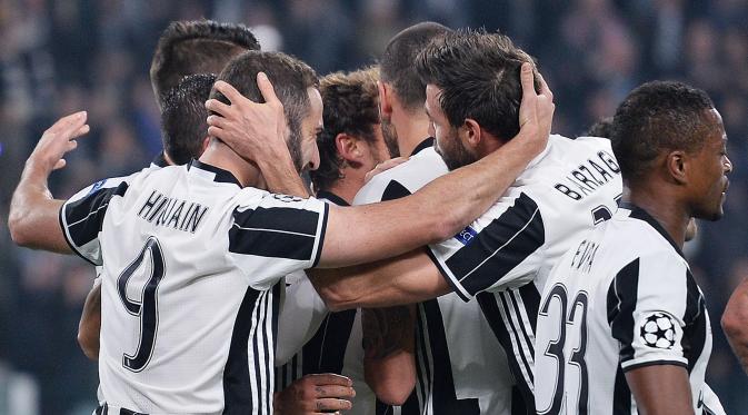 Pemain Juventus merayakan gol yang dicetak Gonzalo Higuain. (Alessandro Di Marco/ANSA via AP)