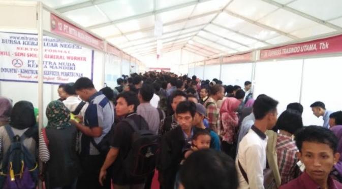 Ribuan pencari kerja di Bursa Tenaga Kerja Banten (Liputan6.com / Yandhi Deslatama)