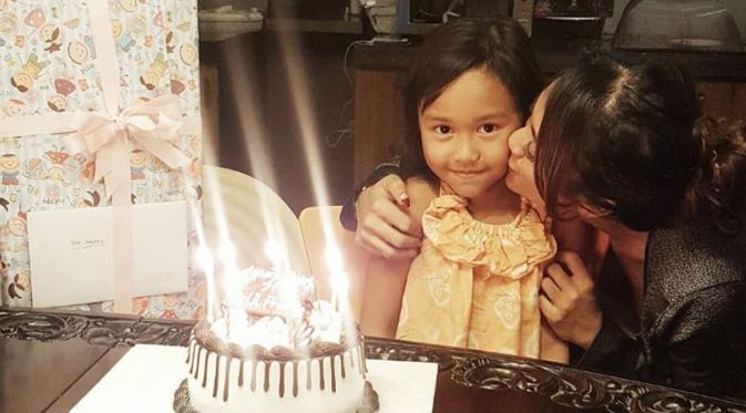 Masayu Anastasia mencium putrinya Samarra yang berulang tahun ke-7. (Instagram)