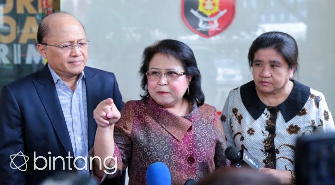 Mario Teguh didampingi Elza Syarief, kuasa hukumnya saat mendatangi Resmob Polsa Metro Jaya. (Adrian Putra/Bintang.com)