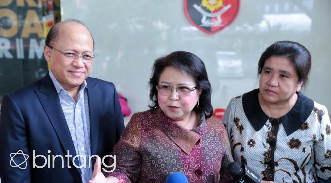 Mario Teguh bersama kuasa hukumnya, Elza Syarief menyatakan siap melakukan tes DNA dengan Kiswinar. (Adrian Putra/Bintang.com)