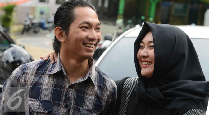Sulis dan suami, Ahmad Nizar Fahmi. (Herman Zakharia/Liputan6.com)