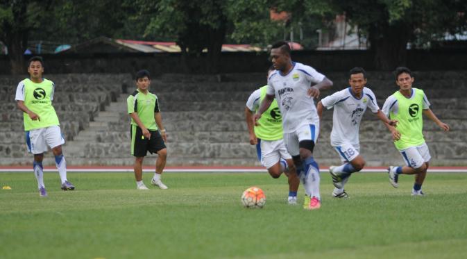 Pemain Persib berlatih di Stadion Sriwedari jelang laga lawan Persija Jakarta. (Fajar Abrori / Liputan6.com)