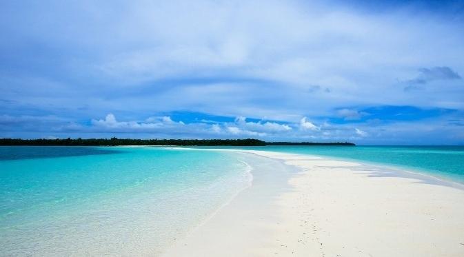 Pantai Pasir Timbul, Kepulauan Warbal Maluku Tenggara. Foto : Lydia Viera Arumdhita