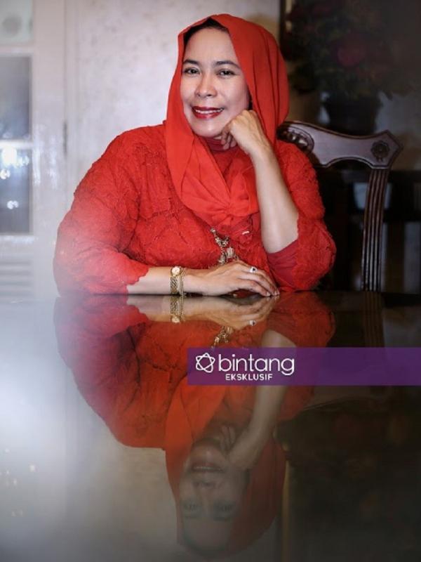 Eksklusif Dwi Ria Latifa, Pengacara yang Pandai Bermain Gitar dan Bernyanyi | Foto : Nurwahyunan, Digital Imaging: Muhammad Iqbal Nurfajri/Bintang.com)