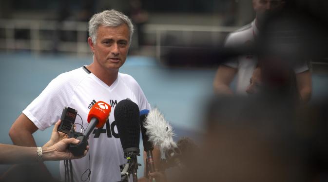 Jose Mourinho (AP Photo/Mark Schiefelbein)