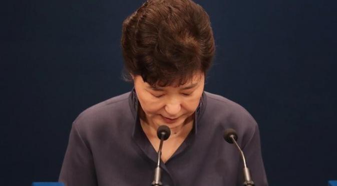 Presiden Korsel, Park Geun-hye membungkuk sebagai wujud permintaan maafnya kepada rakyat (Reuters)