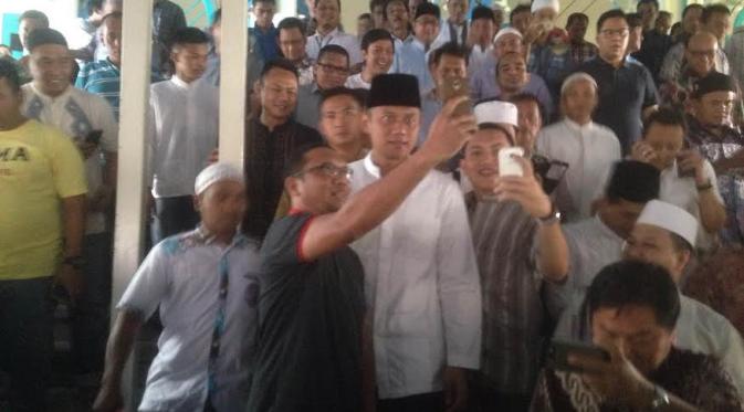 Agus SBY blusukan di Pondok Indah, Jakarta Selatan, usai salat Jumat, (4/11/2016). (Muhammad Radityo Oriyasmoro/Liputan6.com)