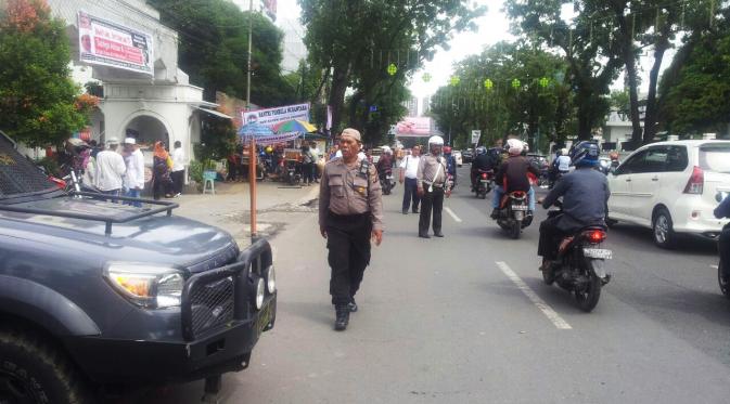 Polisi mengawal demonstrasi damai 4 November di Medan, Sumatera Utara. (Liputan6.com/Reza Perdana)