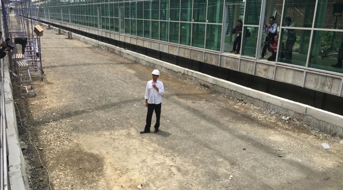 Jokowi menyambangi Bandara Soekarno-Hatta untuk melihat langsung perkembangan pembangunan kereta bandara. (Biro Pers Setpres) 