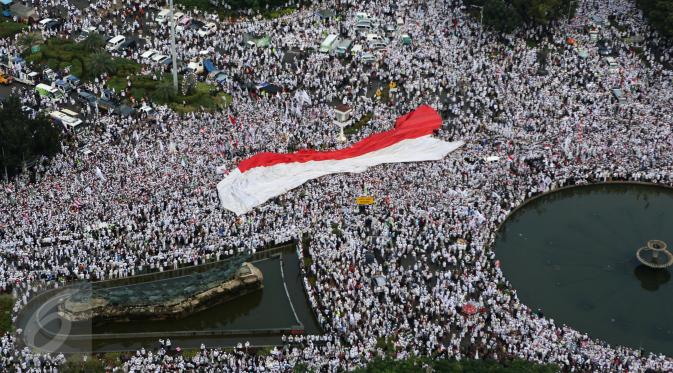 Sebuah bendera merah putih berukuran besar dibentangkan saat aksi damai di Bundaran Patung Kuda, Jakarta, Jumat (4/11). Massa menuntut  Gubernur Jakarta Basuki T Purnama agar diadili  atas dugaan penistaan agama. (Liputan6.com/Fery Pradolo)