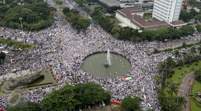 Ribuan ormas Islam memadati kawasan Bundaran Patung Kuda, Jakarta, Jumat (4/11). Massa berkumpul untuk melakukan aksi di depan Istana Negara menuntut penegakan hukum kasus dugaan penistaan agama. (Liputan6.com/Fery Pradolo)