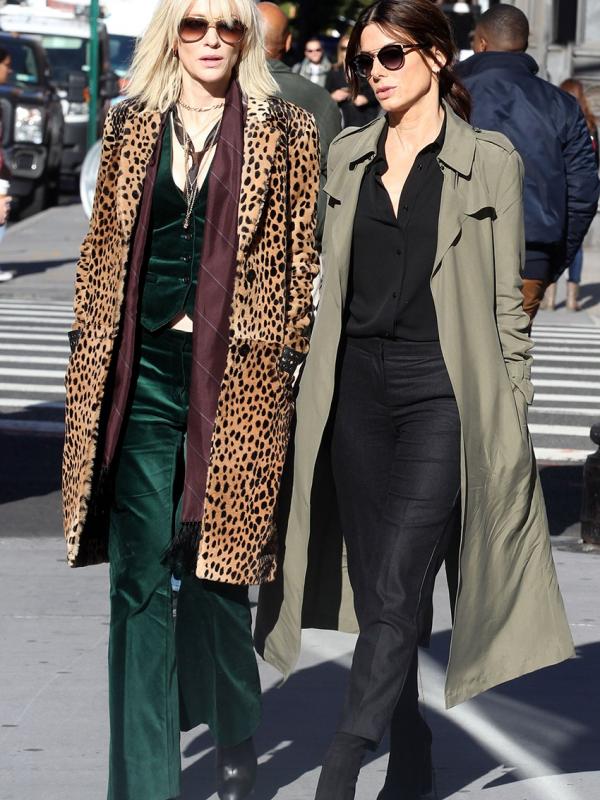 Sandra Bullock dan Cate Blanchett terlihat sedang syuting Ocean's Eight di New York City. (Sumber: ET Online)