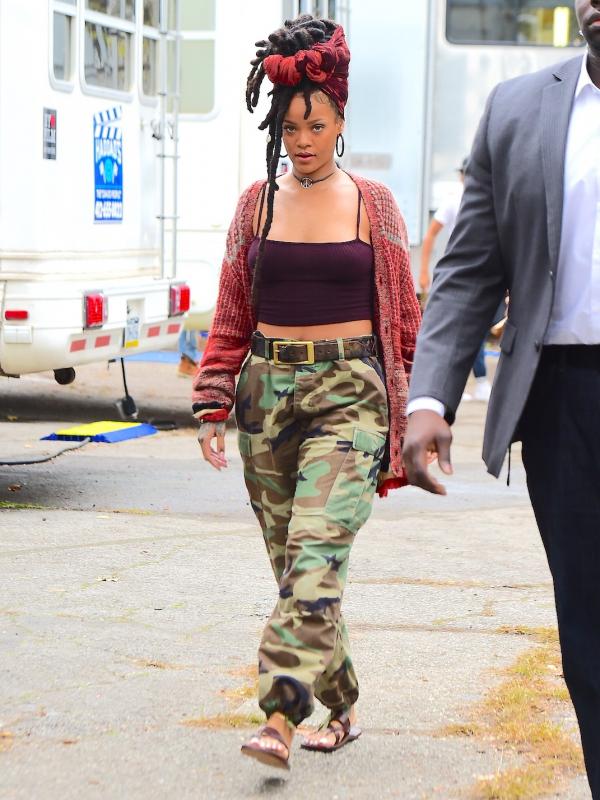 Rihanna tampil dengan gaya etnik dan rambut gimbal untuk syuting film Ocean's Eight di New York. (Sumber: ET Online)