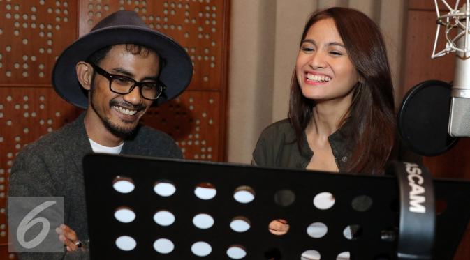 Acha Septriasa dan Ade Omar melakukan rekaman untuk soundtrack film Bulan Terbelah di Langit Amerika 2. (Herman Zakharia/Liputan6.com)