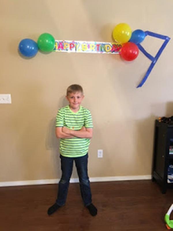 Mahlon berpose pada hari ulang tahunnya ke-9. (Foto: peanutlayne.com)