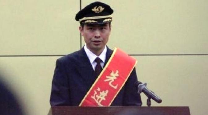 Pilot Eastern Airlines He Chao dianggap pahlawan (Weibo)
