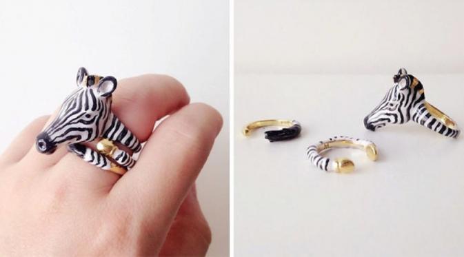 Selain menggemaskan, miniatur hewan ini pun nampak cantik dijadikan sebuah cincin. (via: Boredpanda.com)