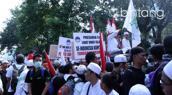 Para demonstran datang guna mendukung MUI mendesak pemerintah untuk segera memproses Ahok terkait kasus dugaan penistaan agama. (Nurwahyunan/Bintang.com)