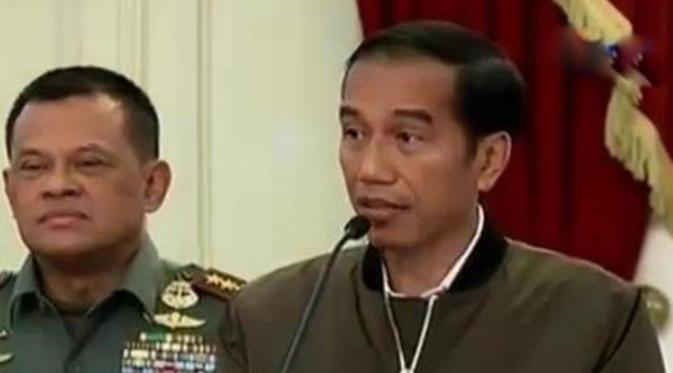 Netizen menganalisis merek jaket bomber berwarna hijau army dengan aksen hitam yang dipakai Jokowi saat memberikan keterangan perihal demo 4 November.
