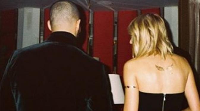 Drake dan Taylor Swift kembali ramai menjadi perbincangan publik. Setelah tersebar kedekatan mereka dan Drake mengenalkan Taylor kepada ibunya, kini Drake mengunggah foto dirinya bersama Taylor, meski tampak belakang. (Instagram/champagnepapi)