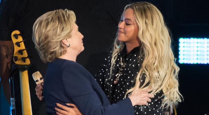 Penyanyi Beyonce memberi dukungannya terhadap Hillary Clinton dalam konser kampanye di Cleveland, Ohio, Jumat (4/11). Beyonce dan suaminya, Jay Z menggelar konser bagi Hillary untuk meraih suara pemilih muda berkulit hitam di Ohio. (AP Photo/Matt Rourke)