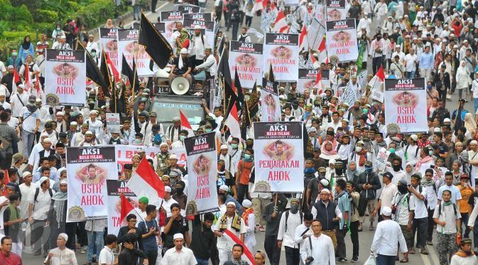 Sepulang unjuk rasa di Istana Merdeka, massa mendatangi kediaman Cagub Petahana Gubernur DKI Jakarta Basuki Tjahaja Purnama di rumahnya.
