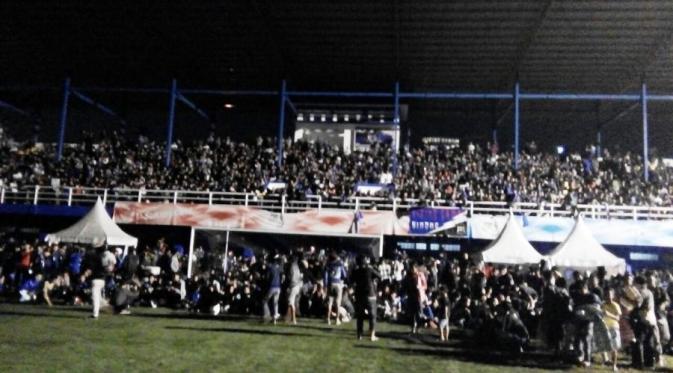Sekitar 5.000 bobotoh Persib memadati Stadion Persib (Sidolig) untuk nonton bareng duel Persija vs Persib, Sabtu (5/11/2016). (Bola.com/Erwin Snaz)