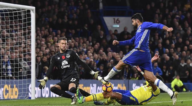 Striker Chelsea, Diego Costa, mencoba membobol gawang Everton pada laga Premier League di Stamford Bridge Stadium, Inggris, Sabtu (11/2016). Chelsea menang 5-0 atas Everton. (AFP/Ben Stansall)