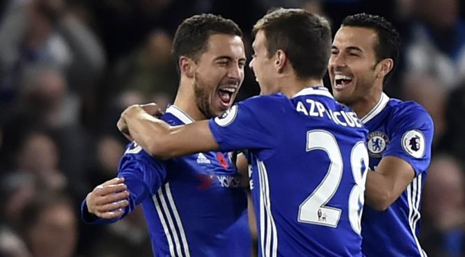 Para pemain Chelsea merayakan gol yang dicetak Eden Hazard ke gawang Everton pada laga Premier League di Stamford Bridge Stadium, Inggris, Sabtu (11/2016). Chelsea menang 5-0 atas Everton. (Reuters/Hannah McKay)