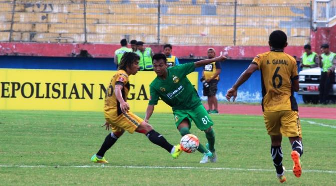 Muhammad Hargianto beraksi dalam laga Bhayangkara FC versus Mitra Kukar, Minggu (6/11/2016) di Stadion Gelora Delta, Sidoarjo. (Bola.com/Fahrizal Arnas)