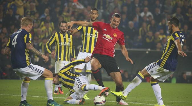 Pemandangan saat Zlatan Ibrahimovic, penyerang Manchester United, mendapat pengawalan ketat dari para pemain Fenerbahce. (AP Photo)