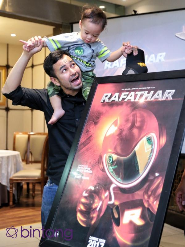 Raffi Ahmad dan Rafathar (Adrian Putra/Bintang.com)