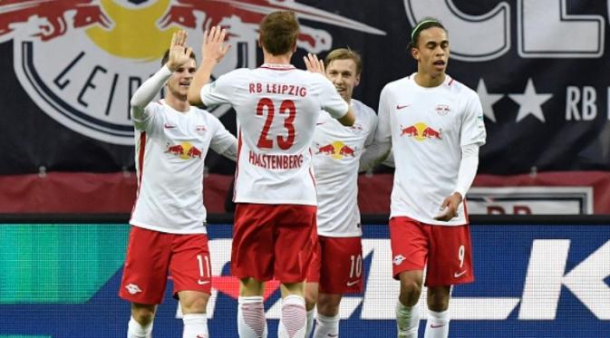 Para pemain RB Leipzig merayakan gol ke gawang Mainz 05 pada laga Bundesliga di Red Bull Arena, Leipzig, Minggu (6/11/2016). (AFP/John MacDougall)