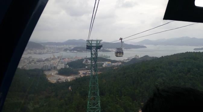 Panorama dari atas kereta gantung menuju puncak Mireuk-san di Pulau Geoje, Korea Selatan. (Liputan6.com/Rinaldo)