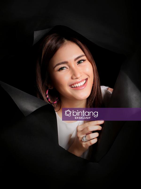 Kini, popularitas Ayu Ting Ting seakan tak terbendung. (Fotografer: Bambang E. Ros, Make up by: @hellomorin, Wardrobe: @lunahabit, Stylist: Indah Wulansari, Digital Imaging: Muhammad Iqbal Nurfajri/Bintang.com)