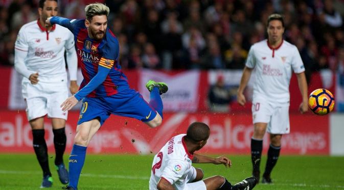 Messi sangat piawai menempatkan bola di posisi yang tidak terjangkau.