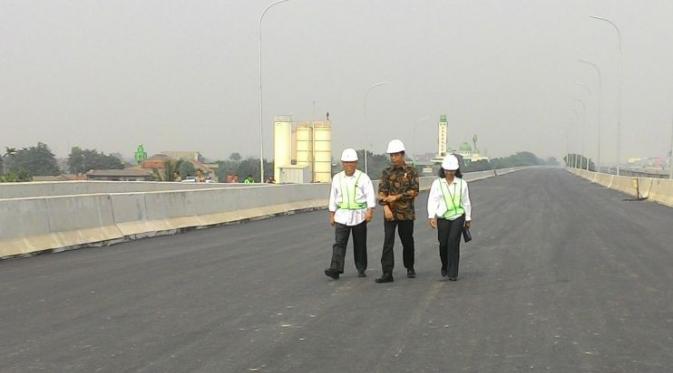 Presiden Joko Widodo memulai kegiatan hari ini dengan blusukan ke lokasi pembangunan tol Bekasi-Cawang-Kampung Melayu (Becakayu). (Foto: Ahmad Romadoni/Liputan6.com)