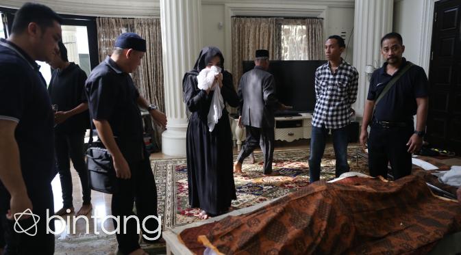 Jenazah ibunda Ashanty saat hendak dibawa ke pemakaman. Ashanty tampak masih tidak percaya, sang bunda telah tiada. (Nurwahyunan/Bintang.com)