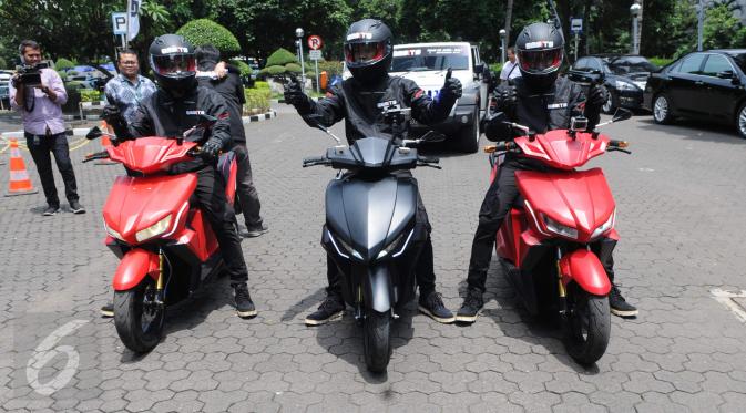 Pengendara dari ITS menggunakan motor listrik GESITS saat seremoni pelepasan 'GESITS Tour de Jawa Bali' di Jakarta, Senin (7/11). Touring ini akan menempuh jarak 1.200 km, mulai dari Jakarta sampai Bali dari 7-12 November 2016. (Liputan6.com/Helmi Afandi)