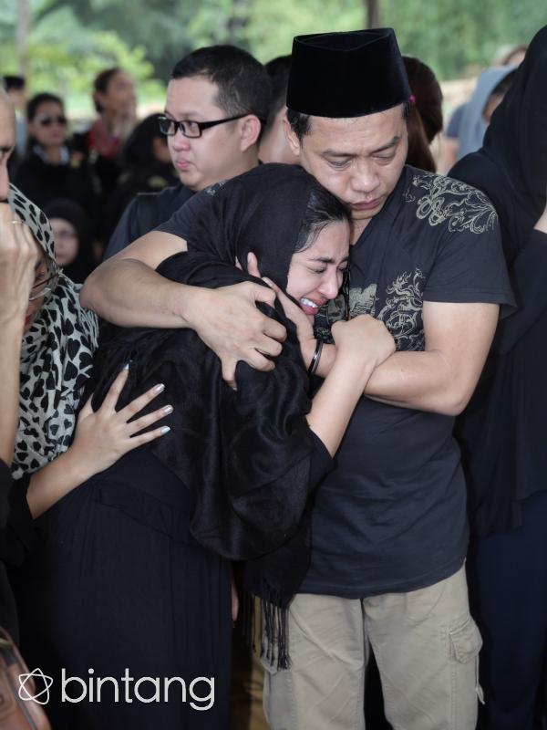 Ashanty di pelukan Anang Hermansyah, menangis melepas kepergian sang bunda untuk selamanya. (Galih W. Satria/Bintang.com)