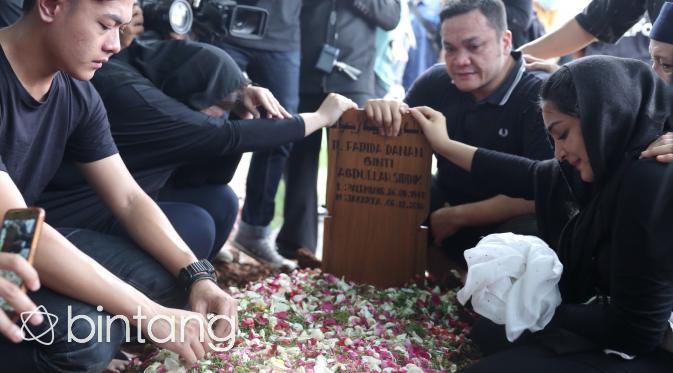 Ashanty di pemakaman ibunda tercinta, masih belum percaya ibu sudah tiada. (Galih W. Satria/Bintang.com)